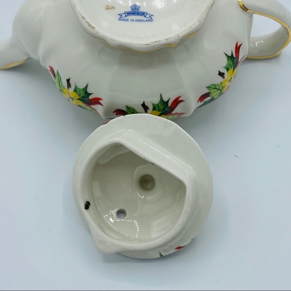 Windsor || "Mini" Teapot with Holiday Holly - Picture 10 of 11